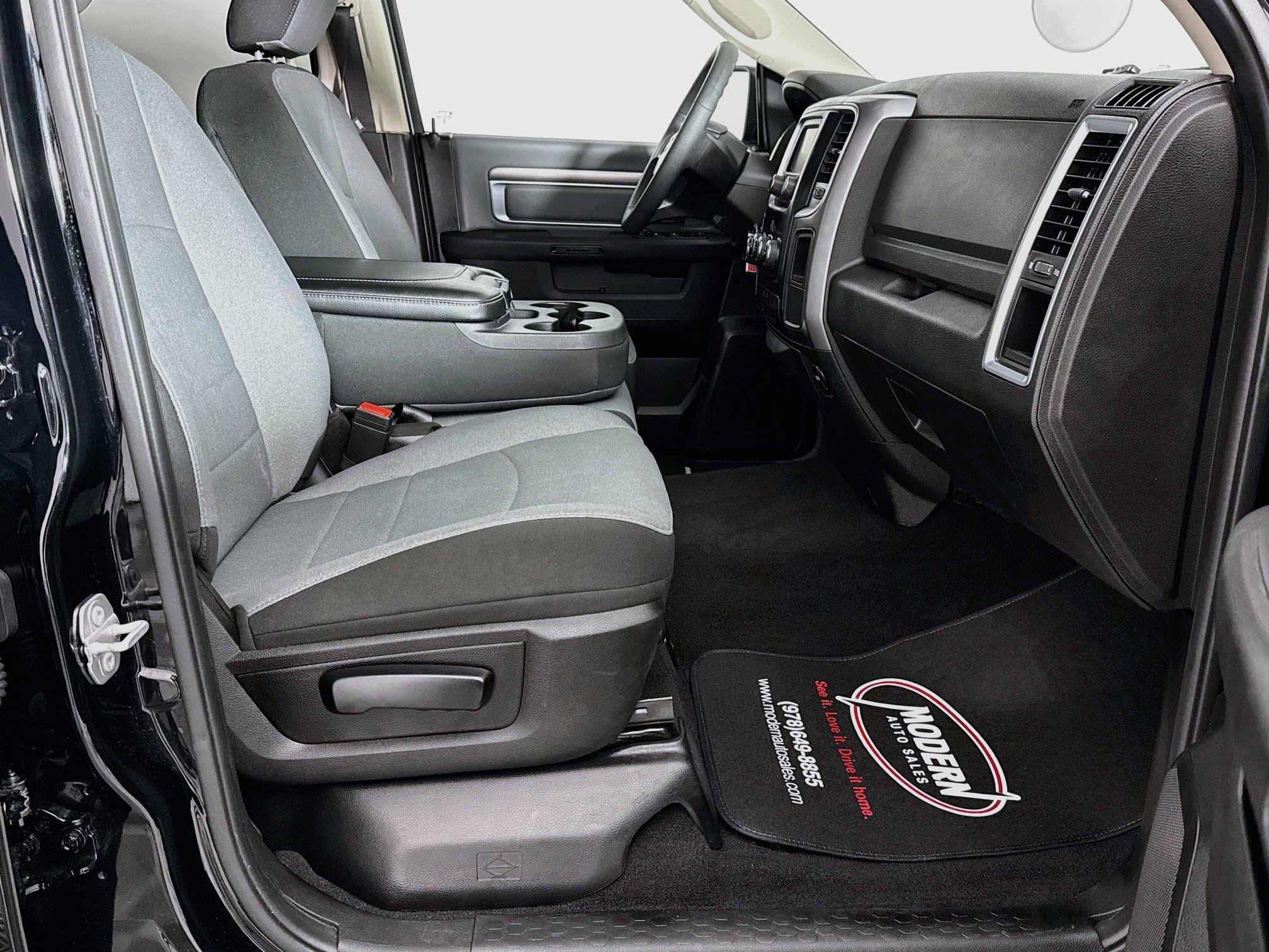 Used 2023 RAM 1500 Classic SLT AWD/4WD image 32