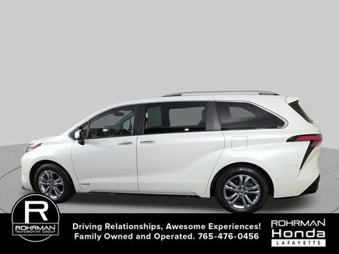 Used 2021 Toyota Sienna Platinum AWD/4WD image 7