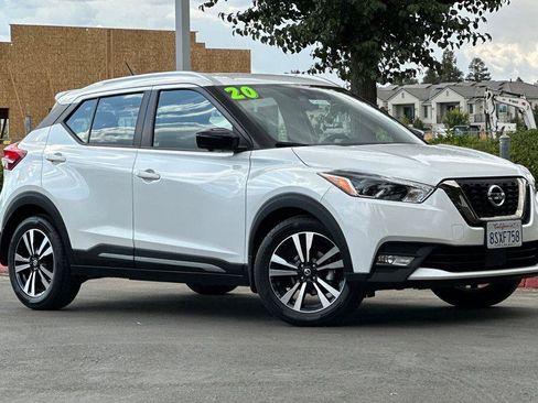 Used 2020 Nissan Kicks SR w/ SR Premium Package FWD image 2
