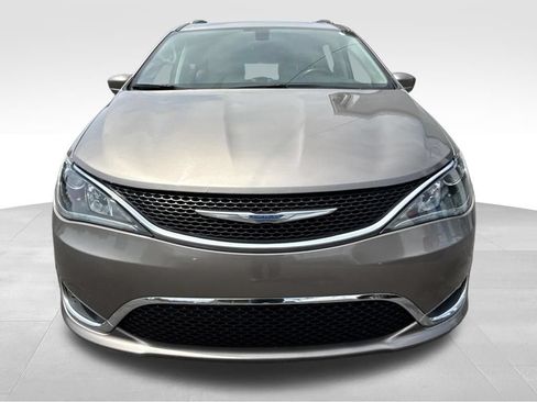 Used 2018 Chrysler Pacifica Touring-L Plus FWD image 3