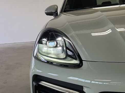 Used 2023 Porsche Cayenne AWD/4WD image 9