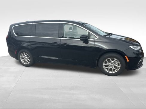 Used 2024 Chrysler Pacifica Touring-L image 26