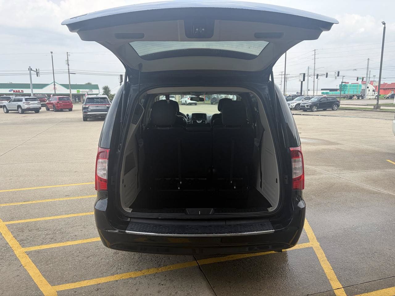Used 2016 Chrysler Town & Country Touring FWD image 13