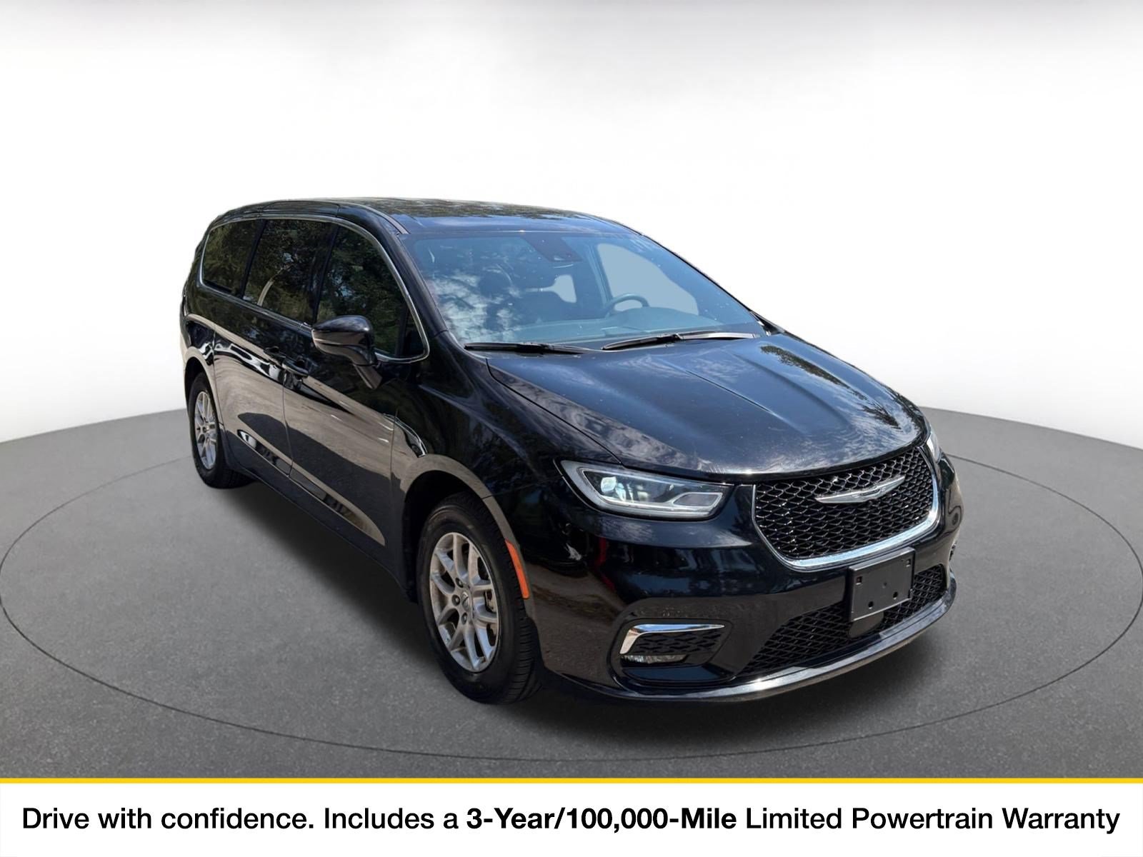 Used 2025 Chrysler Pacifica Select FWD image 1