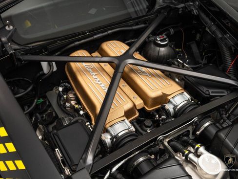 Used 2024 Lamborghini Huracan STO image 25
