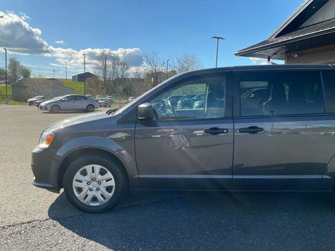 Used 2019 Dodge Grand Caravan SE w/ UConnect Hands-Free Group image 2
