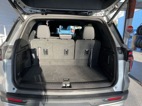 Used 2025 Chevrolet Traverse LT image 8