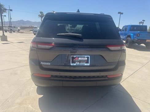 New 2025 Jeep Grand Cherokee Altitude image 4