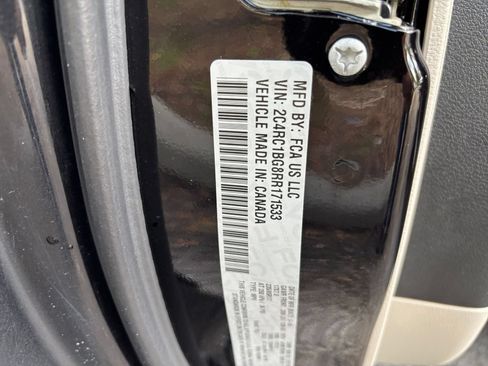 Used 2024 Chrysler Pacifica Touring-L FWD image 27