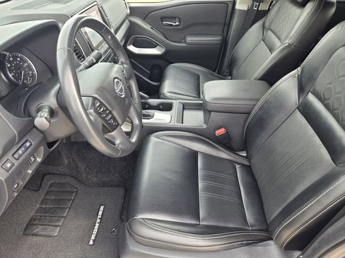 Used 2024 Nissan Frontier SL image 11
