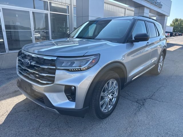 Used 2025 Ford Explorer Active w/ Active Comfort Package AWD/4WD image 2