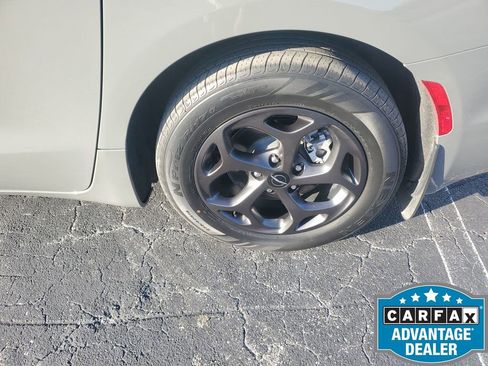 Used 2022 Chrysler Pacifica Limited w/ S Appearance Package image 22