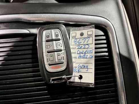 Used 2023 Chrysler Pacifica Touring-L FWD image 5