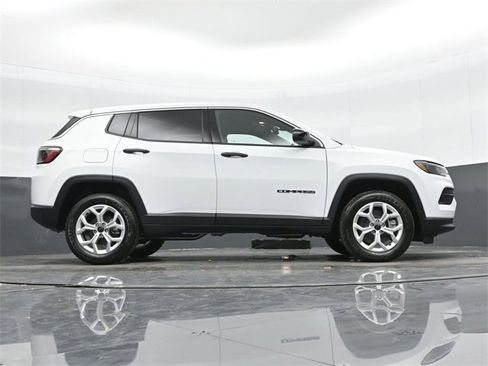 Used 2025 Jeep Compass Sport image 39