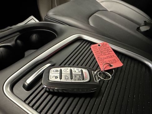 Used 2024 Chrysler Pacifica Touring-L image 18