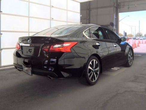 Used 2016 Nissan Altima 2.5 SR w/ Interior Lighting Package FWD image 4