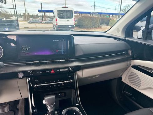 Used 2024 Kia Carnival EX image 20