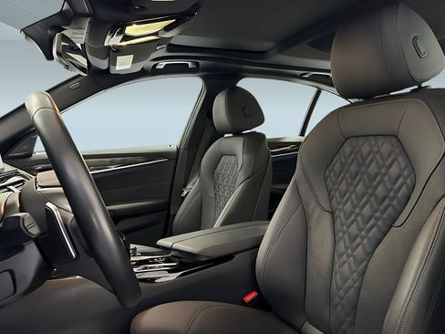 Used 2023 BMW 530e w/ Premium Package image 26