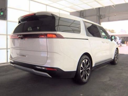 Used 2024 Kia Carnival EX FWD image 3