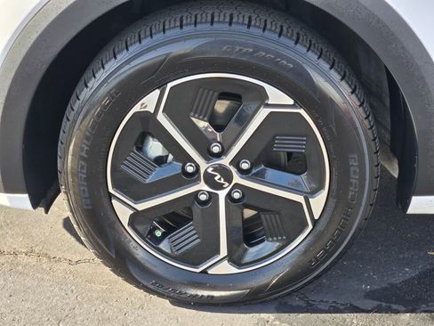 Used 2023 Kia Niro EX image 9