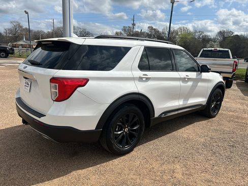 Used 2022 Ford Explorer XLT w/ Equipment Group 202A image 4