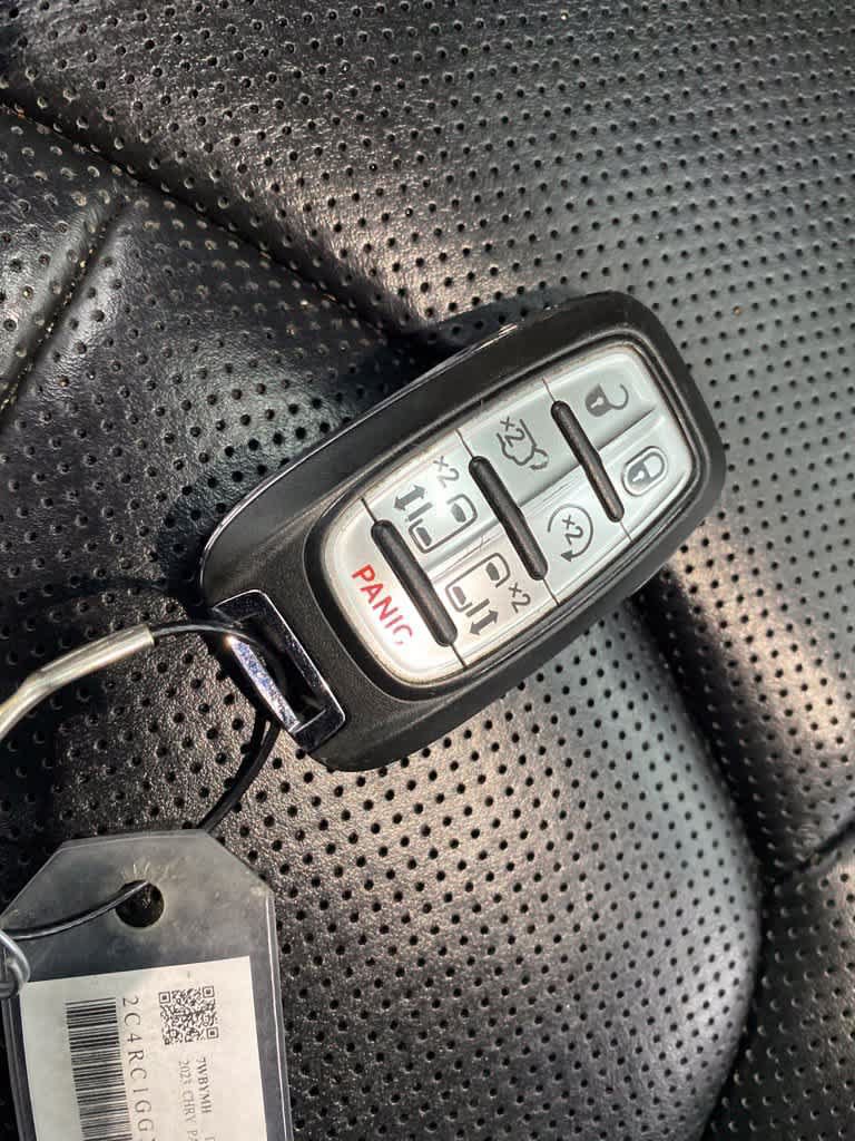 Used 2023 Chrysler Pacifica Limited FWD image 29