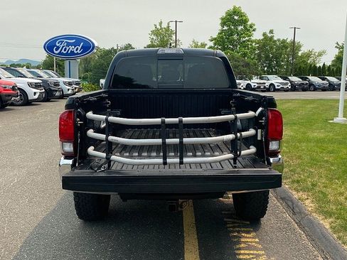 Used 2018 Toyota Tacoma SR5 AWD/4WD image 9