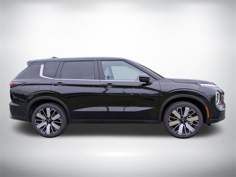 New 2025 Mitsubishi Outlander SE image 3