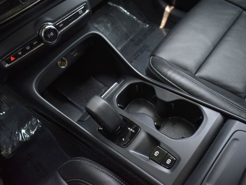 Used 2022 Volvo XC40 T5 Momentum w/ Premium Package image 27