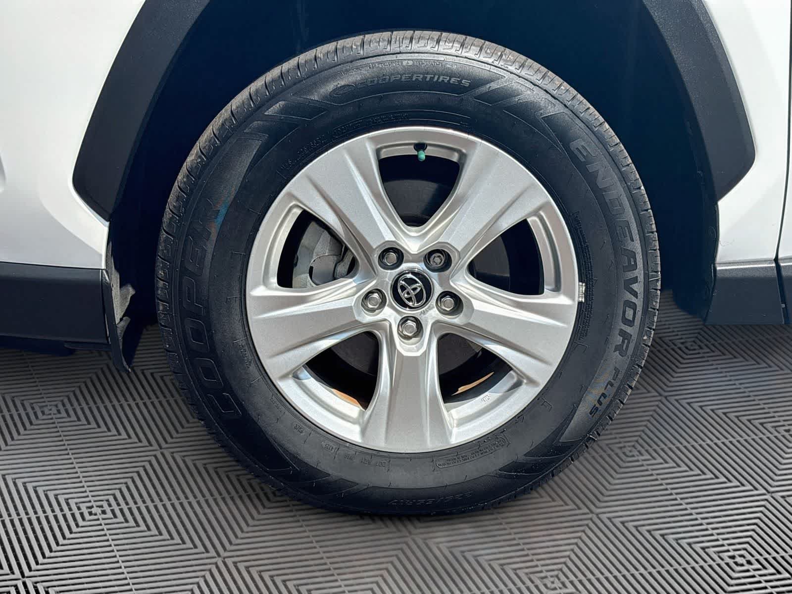Used 2021 Toyota RAV4 XLE w/ Convenience Package FWD image 32