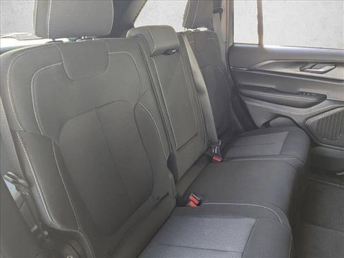 Used 2025 Jeep Grand Cherokee Laredo AWD/4WD image 19