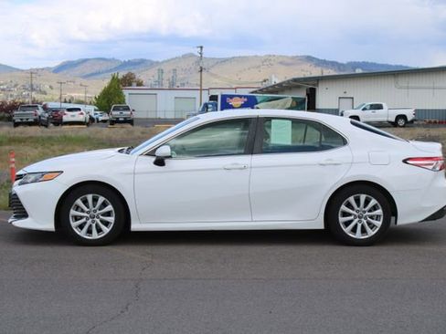 Used 2018 Toyota Camry LE FWD image 2