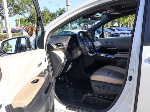 Used 2023 Toyota Sienna Limited FWD image 29