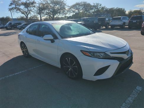 Used 2018 Toyota Camry SE image 2