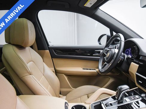 Used 2023 Porsche Cayenne Platinum Edition image 48