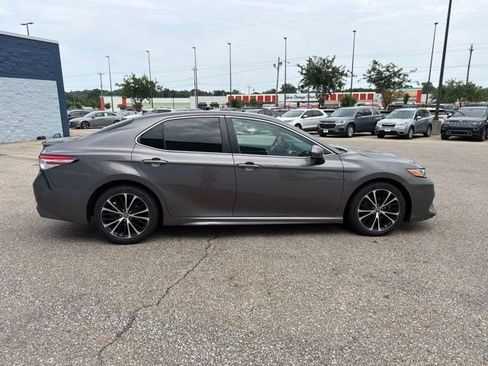 Used 2020 Toyota Camry SE w/ Carpet Mat Package FWD image 6
