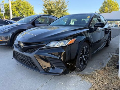 Used 2020 Toyota Camry SE w/ Convenience Package FWD image 4