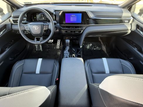 Used 2025 Toyota Camry SE w/ Convenience Package image 29