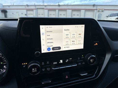 Used 2023 Toyota Highlander XLE image 16