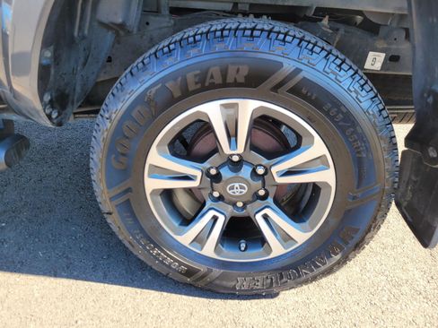 Used 2017 Toyota Tacoma TRD Sport image 9