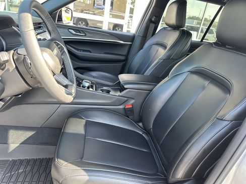 Used 2025 Jeep Grand Cherokee Limited RWD image 11