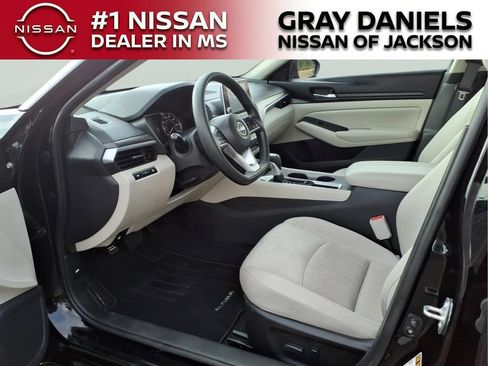 Used 2025 Nissan Altima 2.5 SV FWD image 24
