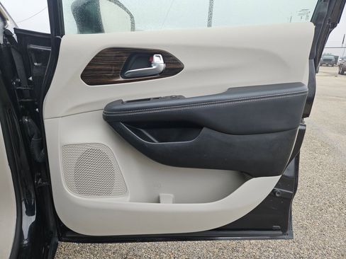 Used 2024 Chrysler Pacifica Limited image 29