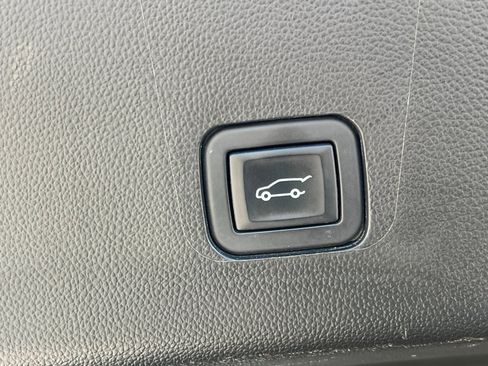 Used 2023 Chevrolet Traverse Premier w/ Redline Edition image 17