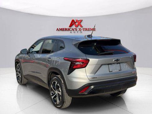 Used 2024 Chevrolet Trax RS w/ Sunroof Package FWD image 4