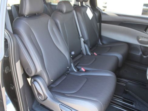 New 2026 Kia Carnival FWD image 8