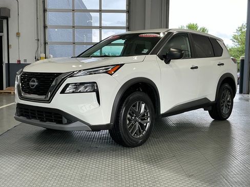 Used 2023 Nissan Rogue S FWD image 2
