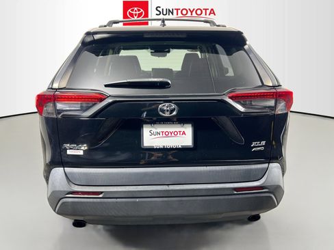 Used 2022 Toyota RAV4 XLE Premium AWD/4WD image 5
