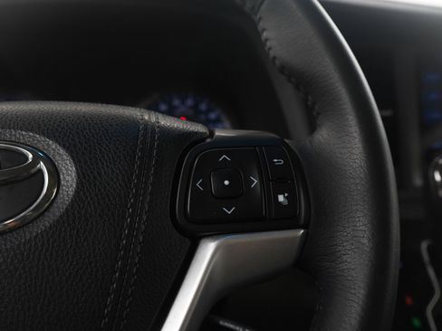 Used 2017 Toyota Sienna XLE image 28