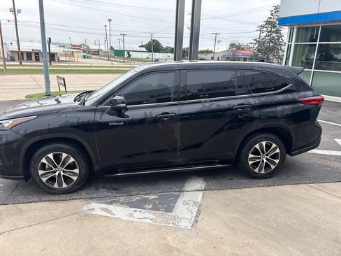 Used 2020 Toyota Highlander XLE FWD image 4